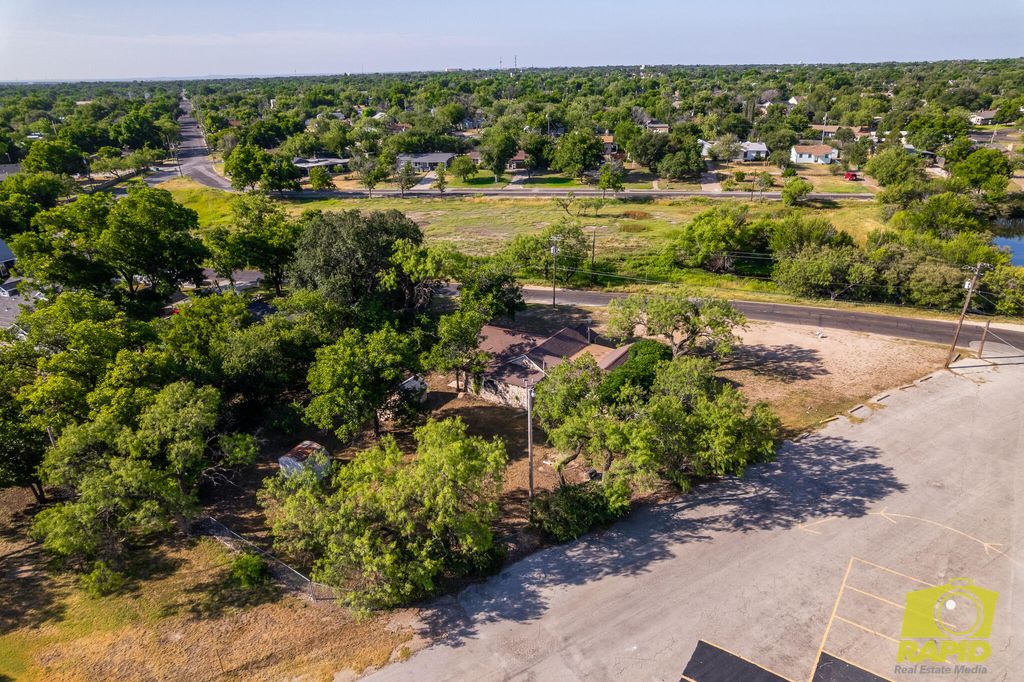 Image 25 of property listing at 1414 N Jefferson Street, San Angelo, TX 76901