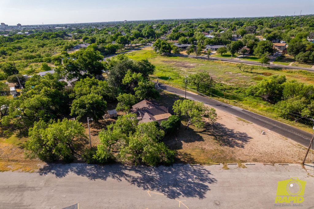 Image 26 of property listing at 1414 N Jefferson Street, San Angelo, TX 76901