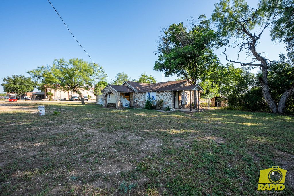 Image 3 of property listing at 1414 N Jefferson Street, San Angelo, TX 76901