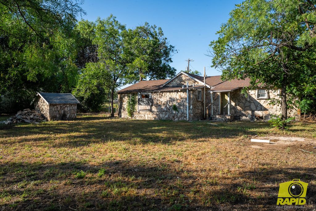 Image 7 of property listing at 1414 N Jefferson Street, San Angelo, TX 76901