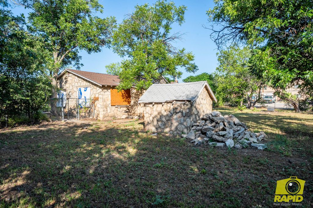 Image 9 of property listing at 1414 N Jefferson Street, San Angelo, TX 76901