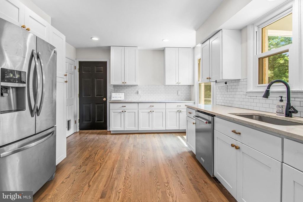 Image 4 of property listing at 109 ROCKVALE RD, Sykesville, MD 21784