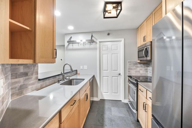 6048 Chasewood Parkway 1, Minnetonka, MN 55343