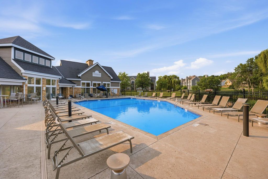 6048 Chasewood Parkway 1, Minnetonka, MN 55343