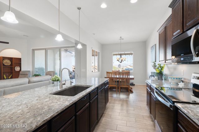 940 N Observation Trail, Green Valley, AZ 85614