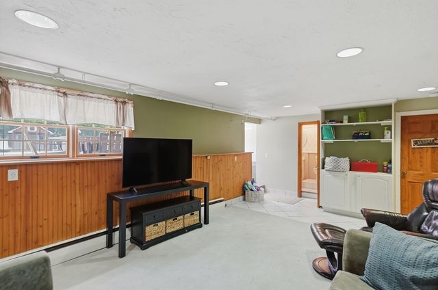 84 Patricia Ln, Weymouth, MA 02190
