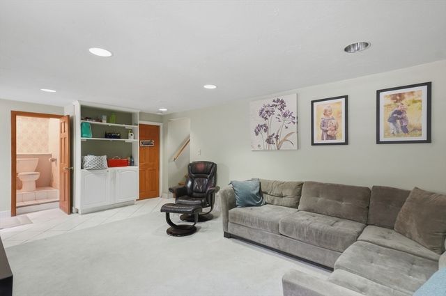 84 Patricia Ln, Weymouth, MA 02190