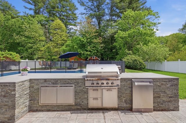 84 Patricia Ln, Weymouth, MA 02190