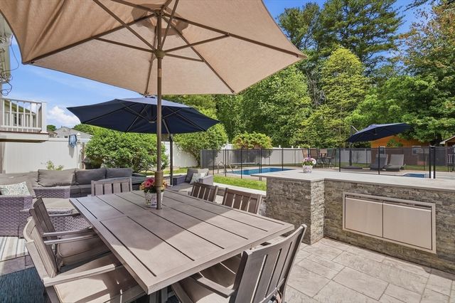 84 Patricia Ln, Weymouth, MA 02190