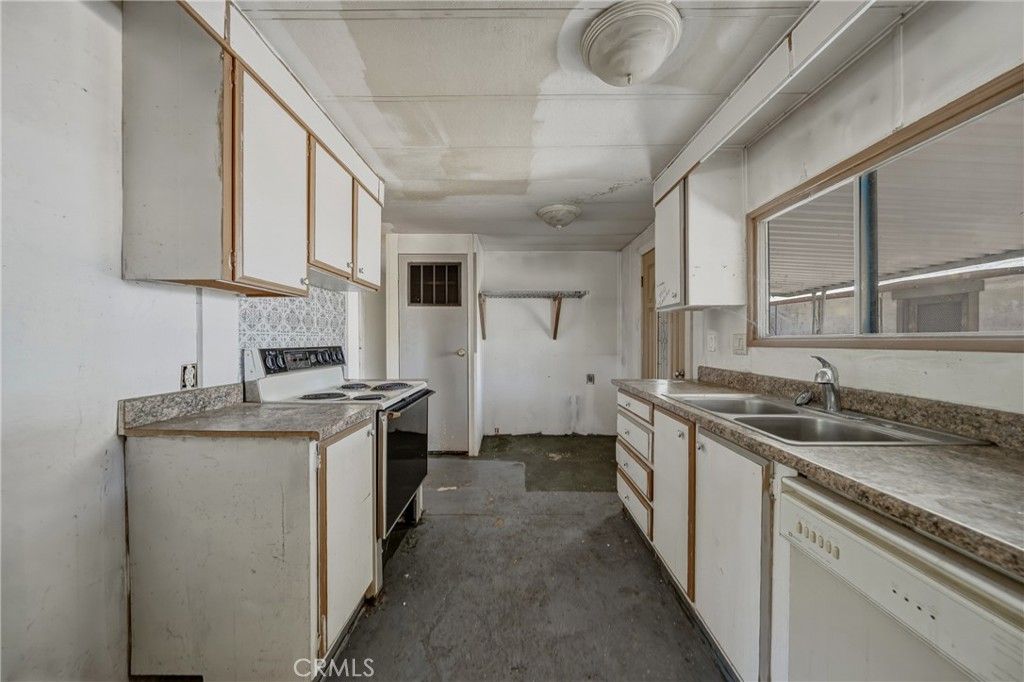 Image 15 of property listing at 5542 Old Highway 53, Clearlake, CA 95422