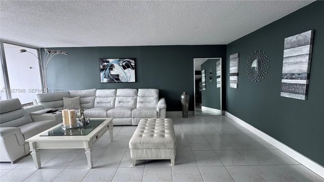 18071 Biscayne Blvd 704, Aventura, FL 33160