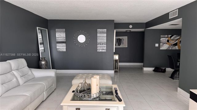 18071 Biscayne Blvd 704, Aventura, FL 33160