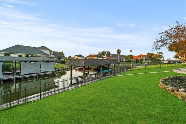 8223 Lakeshore Villa Drive, Houston, TX 77346