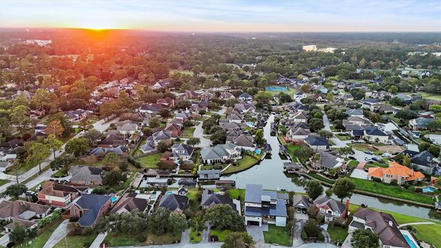 8223 Lakeshore Villa Drive, Houston, TX 77346