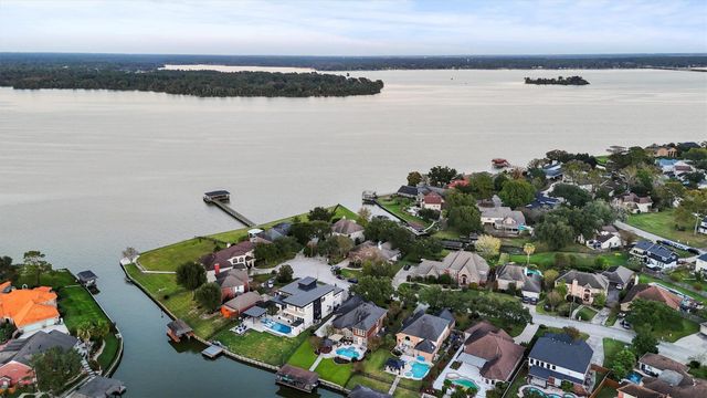 8223 Lakeshore Villa Drive, Houston, TX 77346