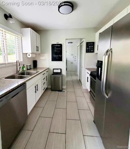 6372 Peach Drive, Village Of Clarkston, MI 48346