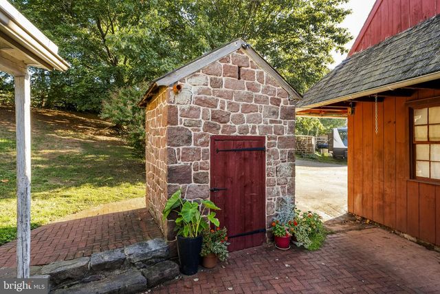 1175 W SWARTZVILLE RD, Reinholds, PA 17569