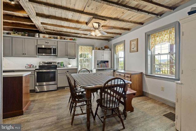 1175 W SWARTZVILLE RD, Reinholds, PA 17569