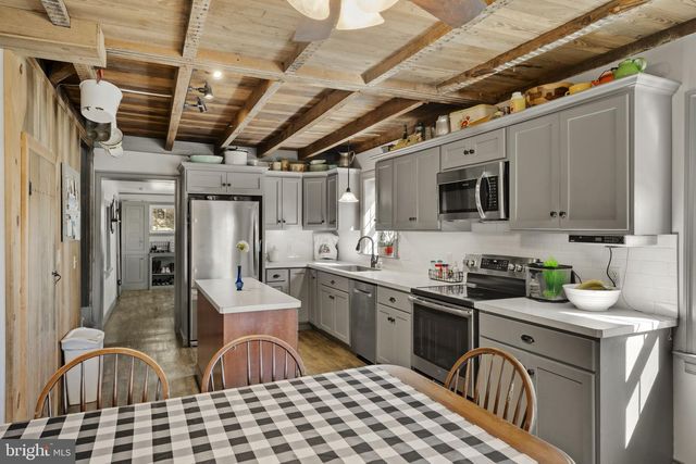 1175 W SWARTZVILLE RD, Reinholds, PA 17569