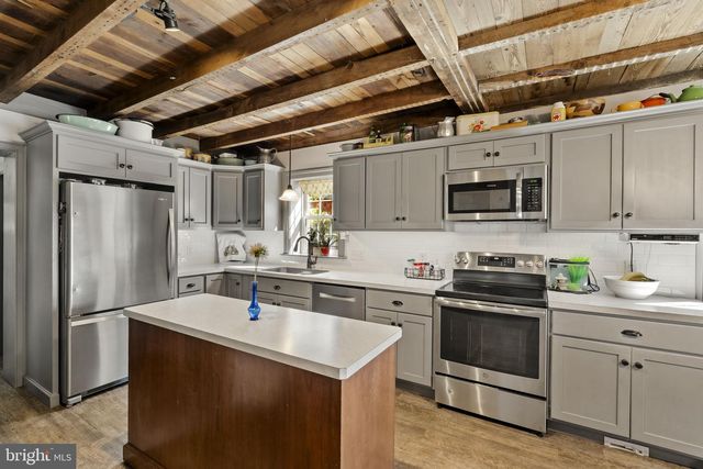 1175 W SWARTZVILLE RD, Reinholds, PA 17569