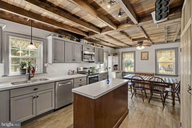 1175 W SWARTZVILLE RD, Reinholds, PA 17569