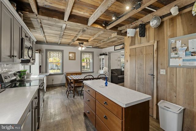 1175 W SWARTZVILLE RD, Reinholds, PA 17569