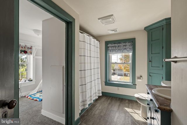 1175 W SWARTZVILLE RD, Reinholds, PA 17569