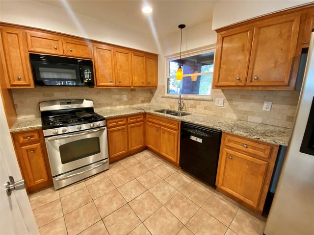 2 N Waxberry Road, The Woodlands, TX 77381
