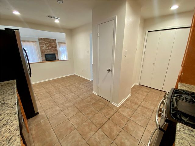 2 N Waxberry Road, The Woodlands, TX 77381