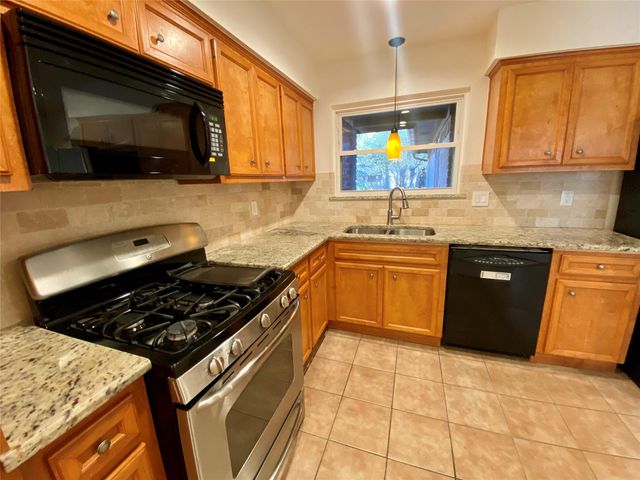 2 N Waxberry Road, The Woodlands, TX 77381