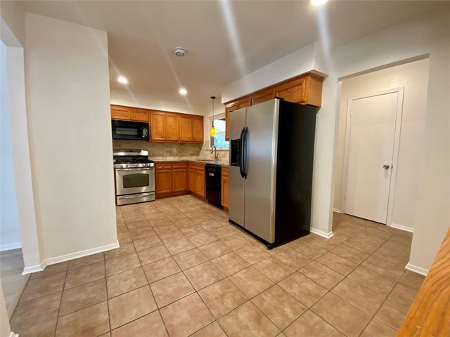 2 N Waxberry Road, The Woodlands, TX 77381