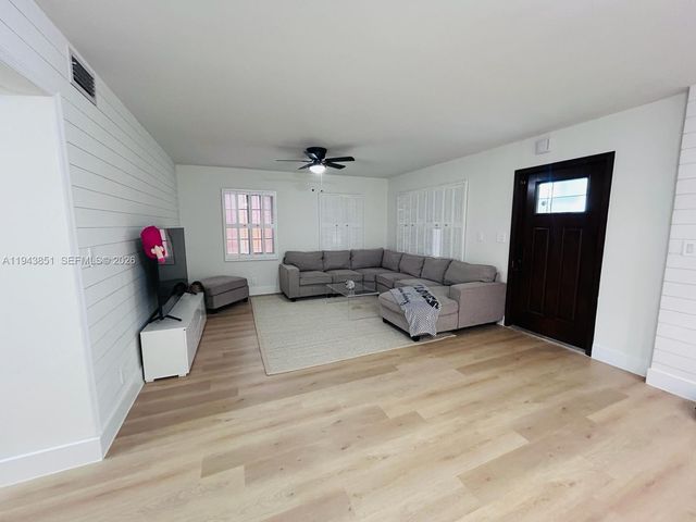 6330 SW 34th St, Miami, FL 33155