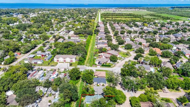 922 Bacliff Drive, Bacliff, TX 77518