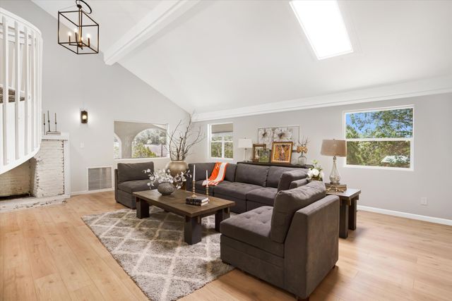 7 Corte De Canoncito, Cedar Crest, NM 87008