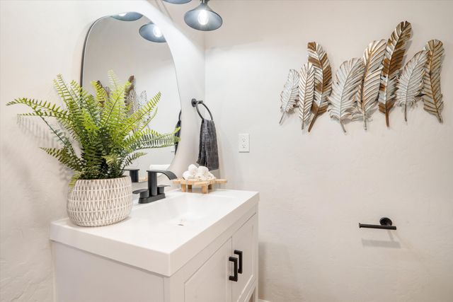 7 Corte De Canoncito, Cedar Crest, NM 87008