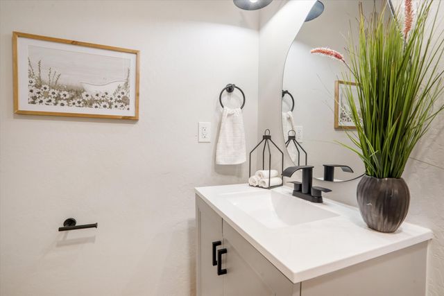 7 Corte De Canoncito, Cedar Crest, NM 87008