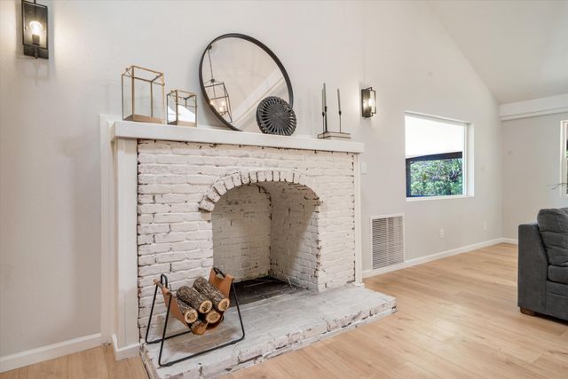 7 Corte De Canoncito, Cedar Crest, NM 87008