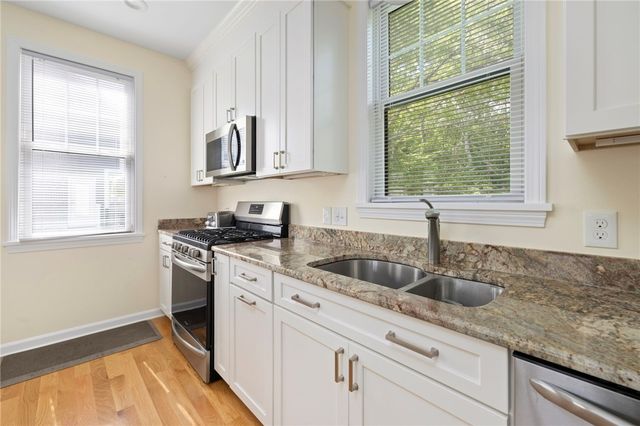 40 Lakeworth Avenue, Narragansett, RI 02882