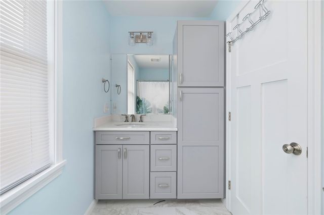 40 Lakeworth Avenue, Narragansett, RI 02882