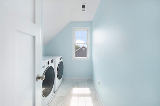 40 Lakeworth Avenue, Narragansett, RI 02882
