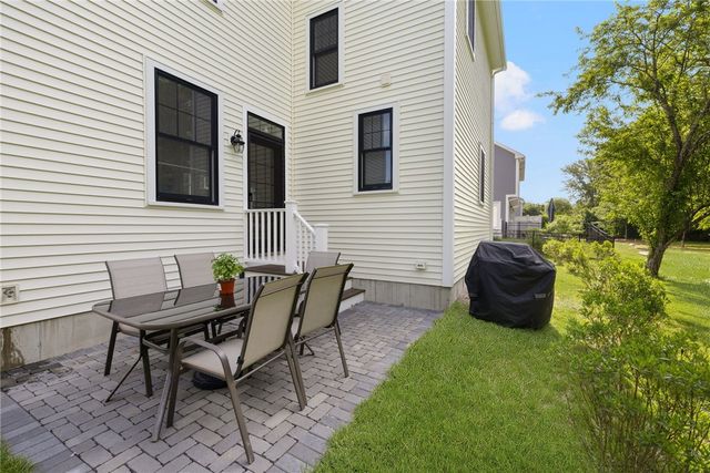 40 Lakeworth Avenue, Narragansett, RI 02882