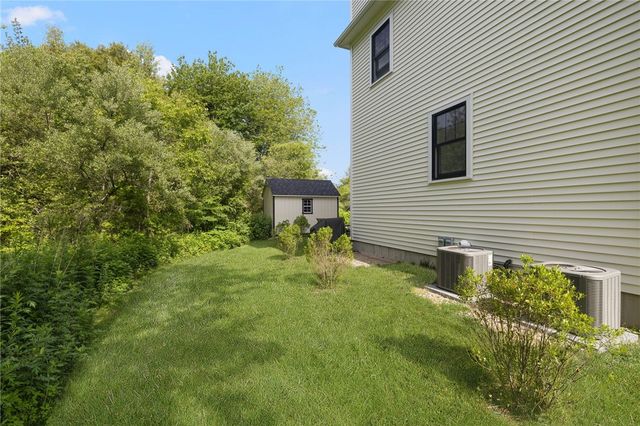 40 Lakeworth Avenue, Narragansett, RI 02882
