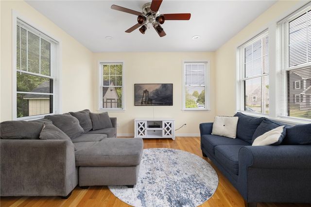 40 Lakeworth Avenue, Narragansett, RI 02882