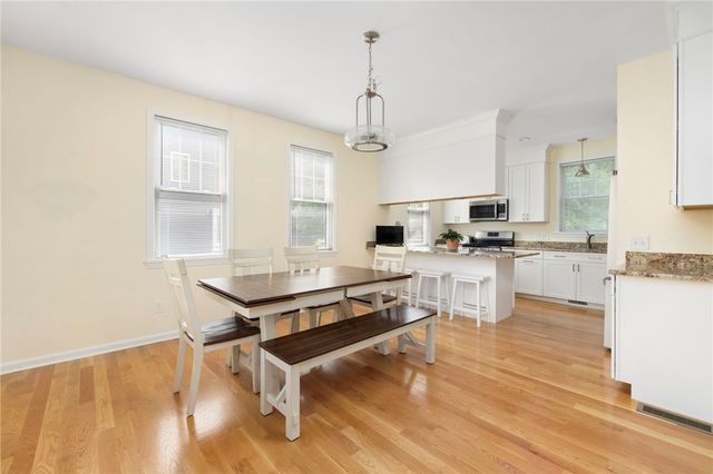40 Lakeworth Avenue, Narragansett, RI 02882