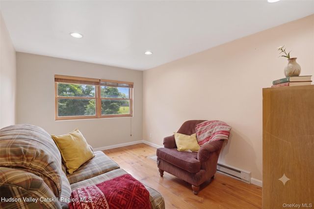 574 State Route 32 N, Esopus, NY 12429
