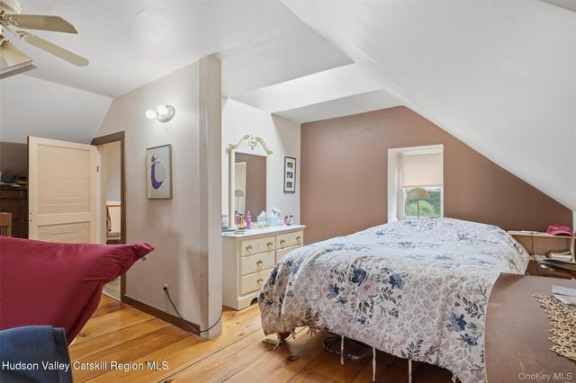 574 State Route 32 N, Esopus, NY 12429