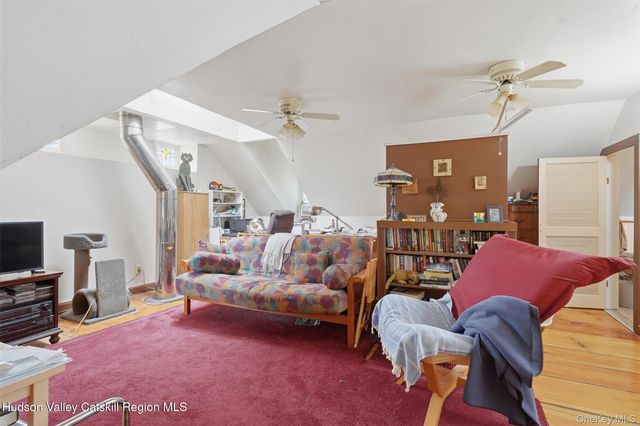 574 State Route 32 N, Esopus, NY 12429
