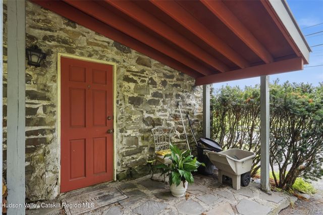 574 State Route 32 N, Esopus, NY 12429