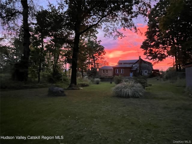 574 State Route 32 N, Esopus, NY 12429