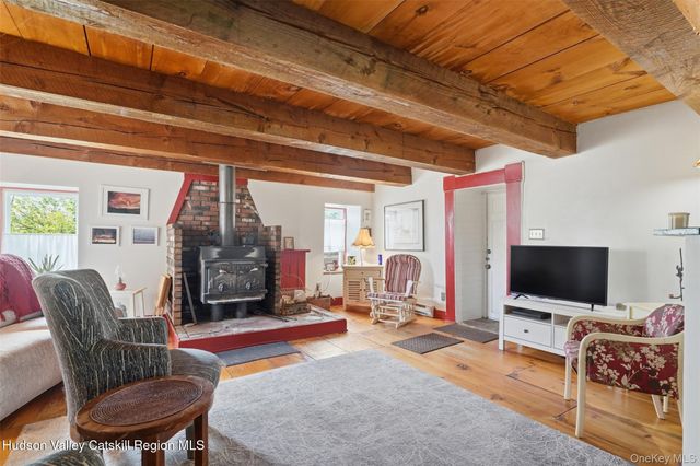 574 State Route 32 N, Esopus, NY 12429